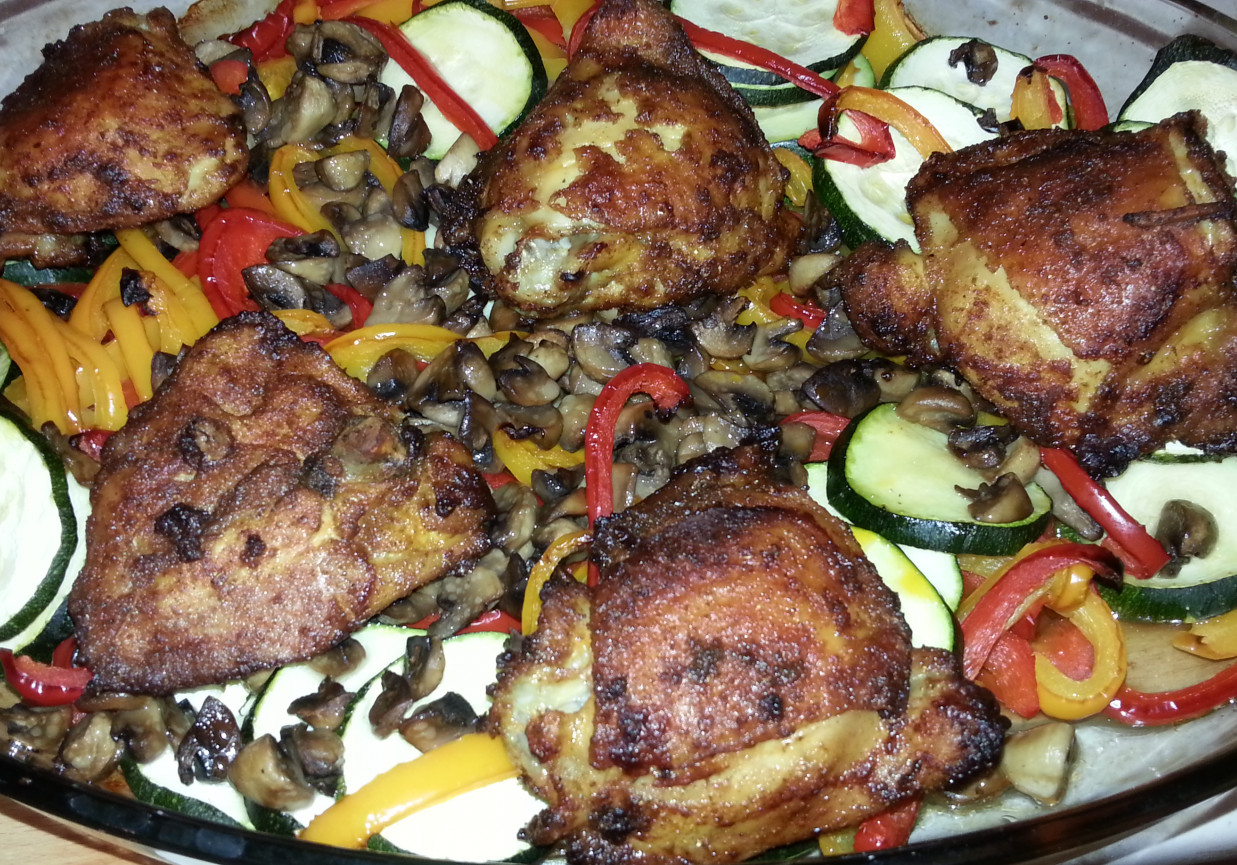 Udziec z kurczaka z papryką, cukinią i pieczarkami foto