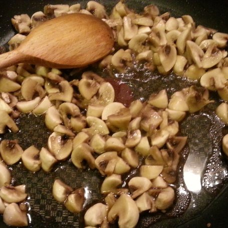 Krok 3 - Udziec z kurczaka z papryką, cukinią i pieczarkami foto