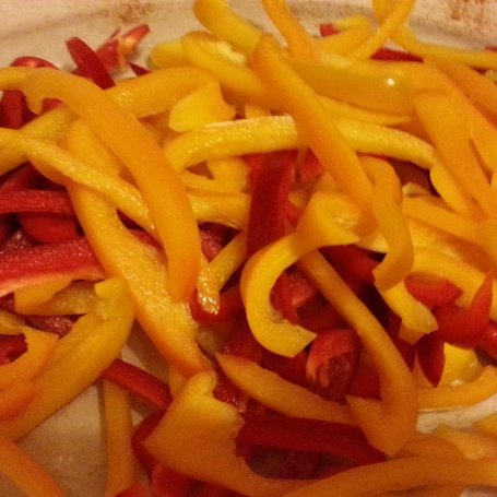 Krok 4 - Udziec z kurczaka z papryką, cukinią i pieczarkami foto