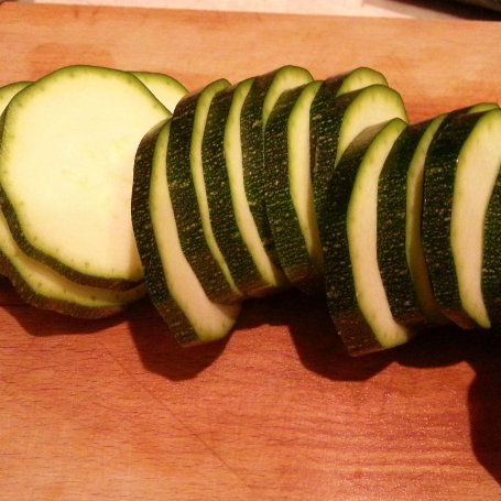 Krok 5 - Udziec z kurczaka z papryką, cukinią i pieczarkami foto