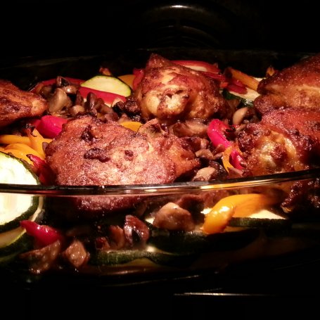 Krok 6 - Udziec z kurczaka z papryką, cukinią i pieczarkami foto