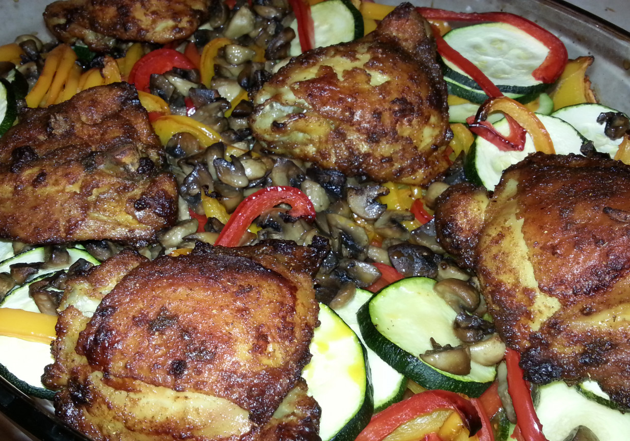 Udziec z kurczaka z papryką, cukinią i pieczarkami foto