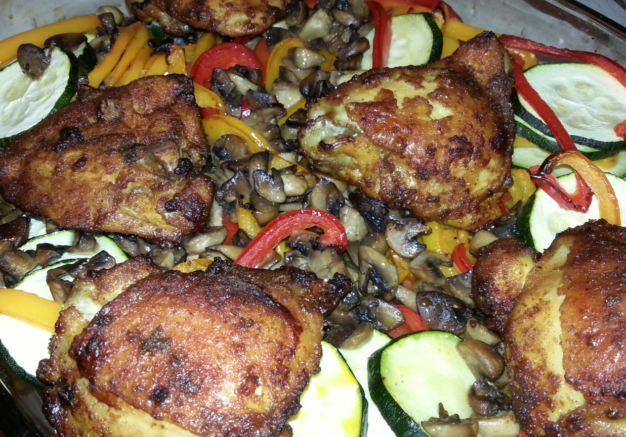 Udziec z kurczaka z papryką, cukinią i pieczarkami foto