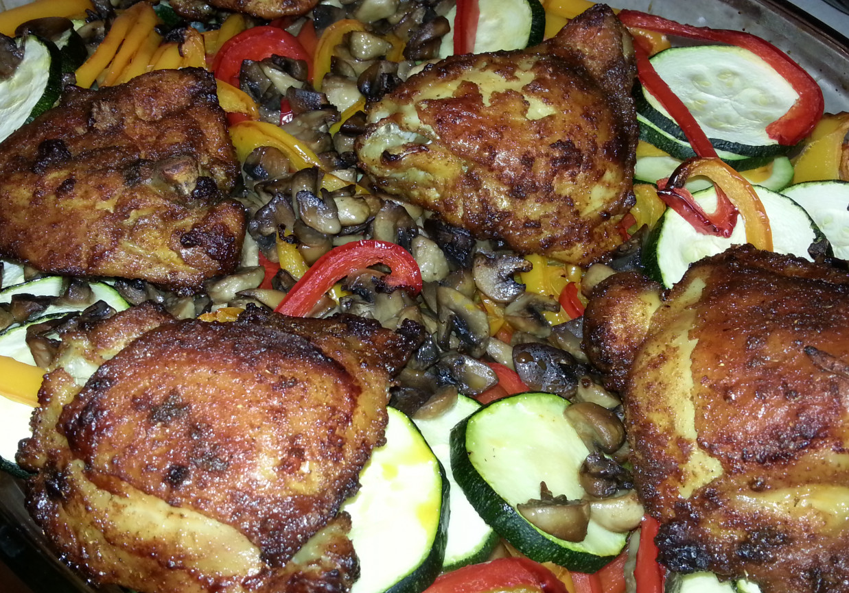 Udziec z kurczaka z papryką, cukinią i pieczarkami foto