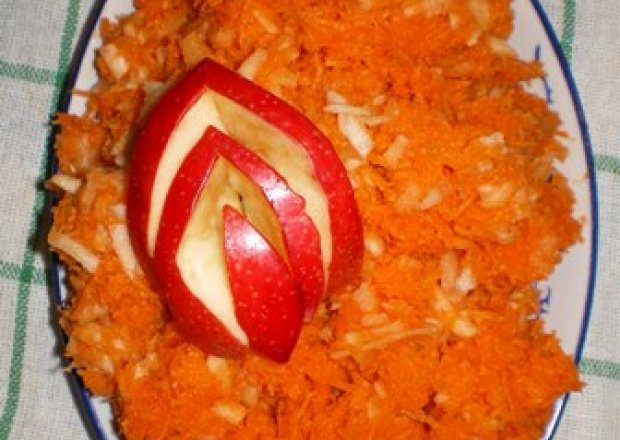Fotografia przedstawiająca Ulubiona surówka z marchewki i jabłka