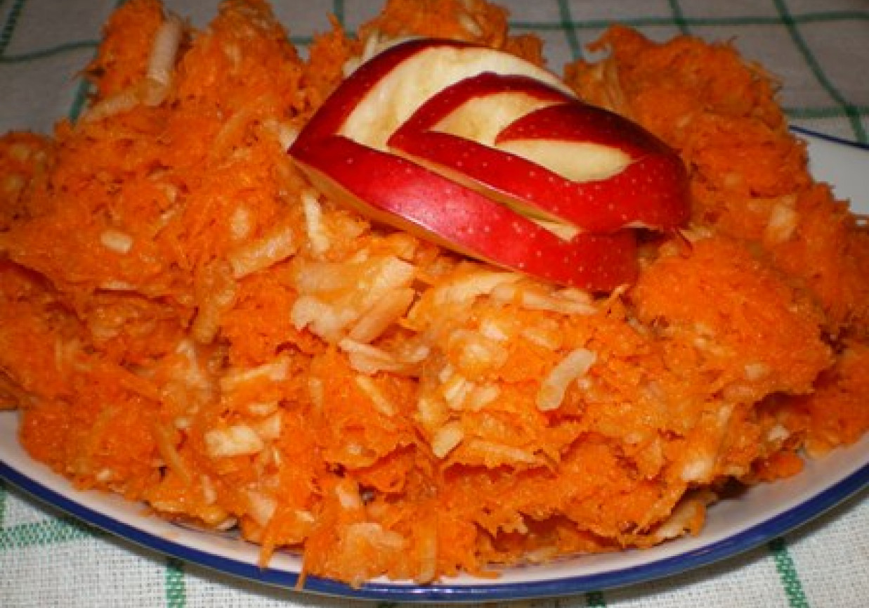 Ulubiona surówka z marchewki i jabłka foto