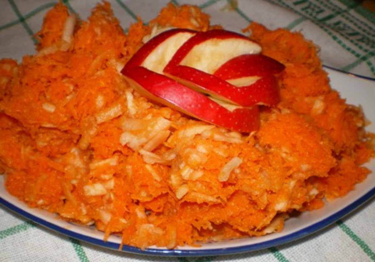 Ulubiona surówka z marchewki i jabłka foto