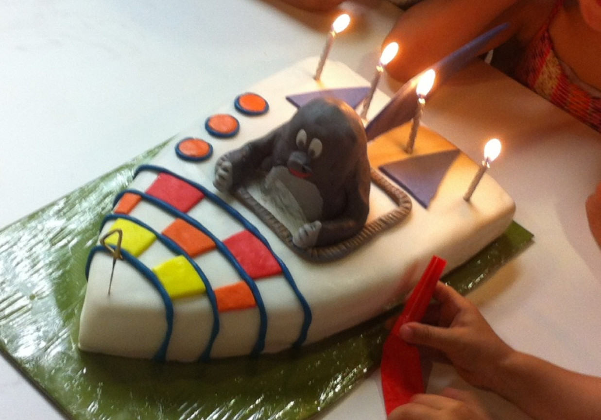 Urodzinowy torcik w stylu angielskim "Krecik i rakieta" foto