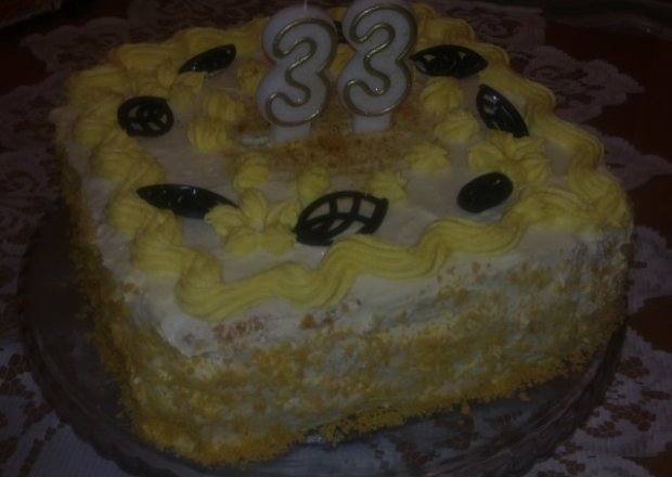 Fotografia przedstawiająca Urodzinowy Tort z Ajerkoniakiem
