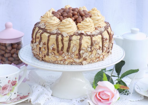 Fotografia przedstawiająca Urodzinowy tort z masłem orzechowym.
