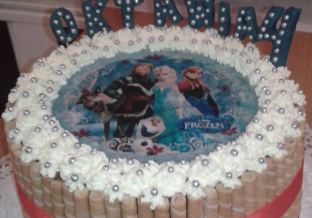 Urodzinowy tort z opłatkiem bajkowym foto