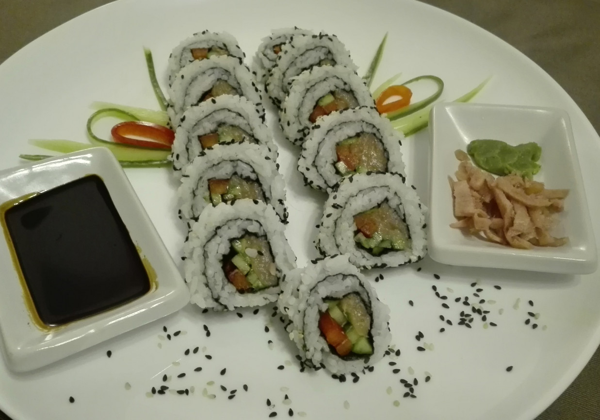 Uromaki sushi z łososiem, ogórkiem i papryką foto