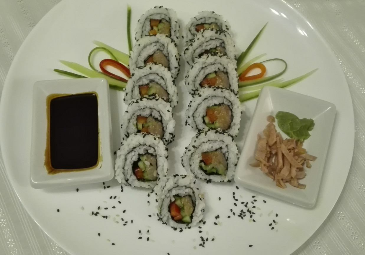 Uromaki sushi z łososiem, ogórkiem i papryką foto