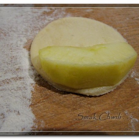 Krok 2 - Uśmiechnięte ciasteczka z jabłuszkiem foto