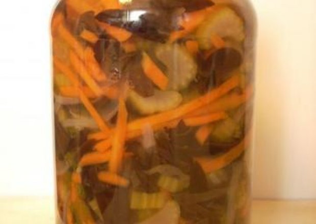 Fotografia przedstawiająca Uszaki bzowe z warzywami