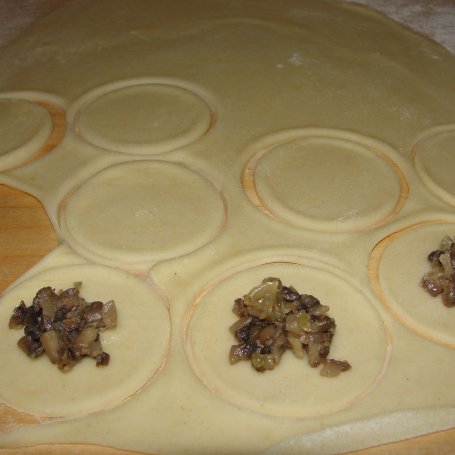 Krok 2 - Uszka z pieczarkami do barszczu foto