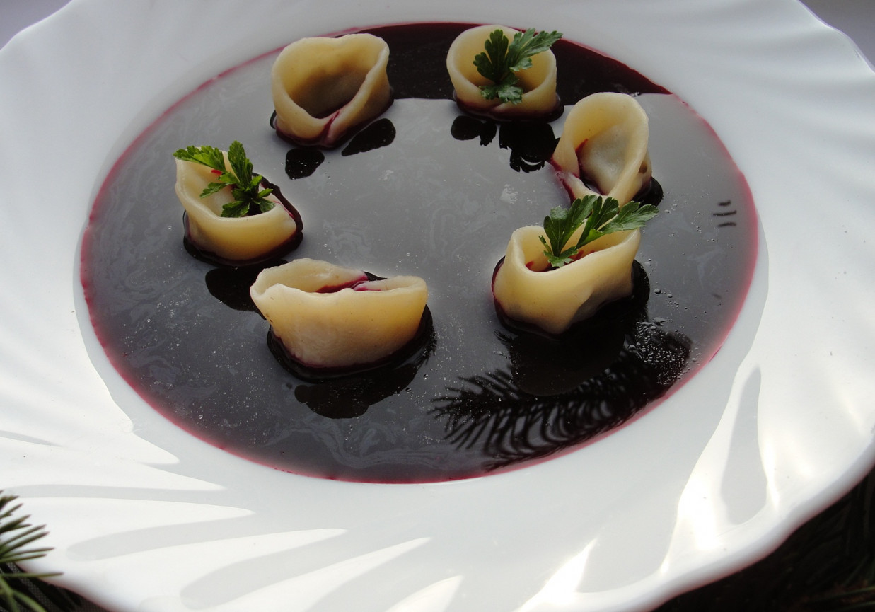 Uszka z pieczarkami do barszczu foto