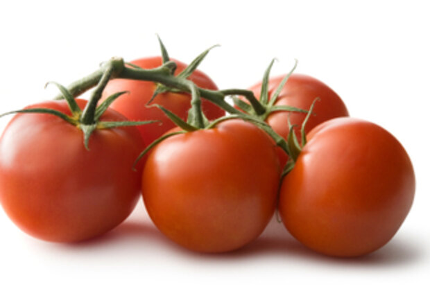 W jaki sposób skutecznie i szybko obrać pomidora ze skórki? foto