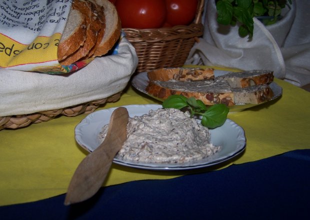 Fotografia przedstawiająca W piątek coś na kanapkę, czyli pasta pieczarkowa z nutką bazylii :)