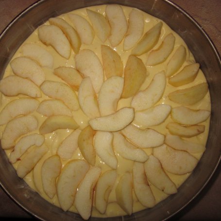 Krok 4 - W środku i na wierzchu, czyli ucierane ciasto z jabłkami :) foto