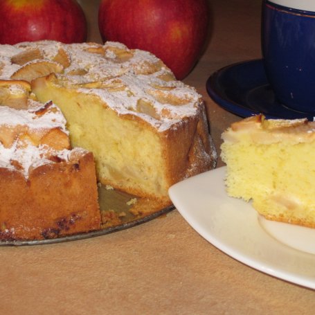 Krok 5 - W środku i na wierzchu, czyli ucierane ciasto z jabłkami :) foto