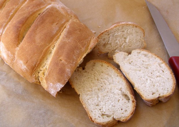 Fotografia przedstawiająca W typie bagietki smaczny chlebuś