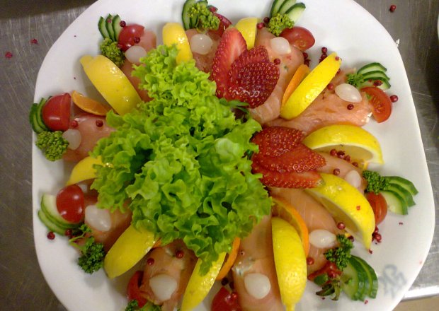 Fotografia przedstawiająca wachlarz łososia wedzonego z cytrusami i owocami