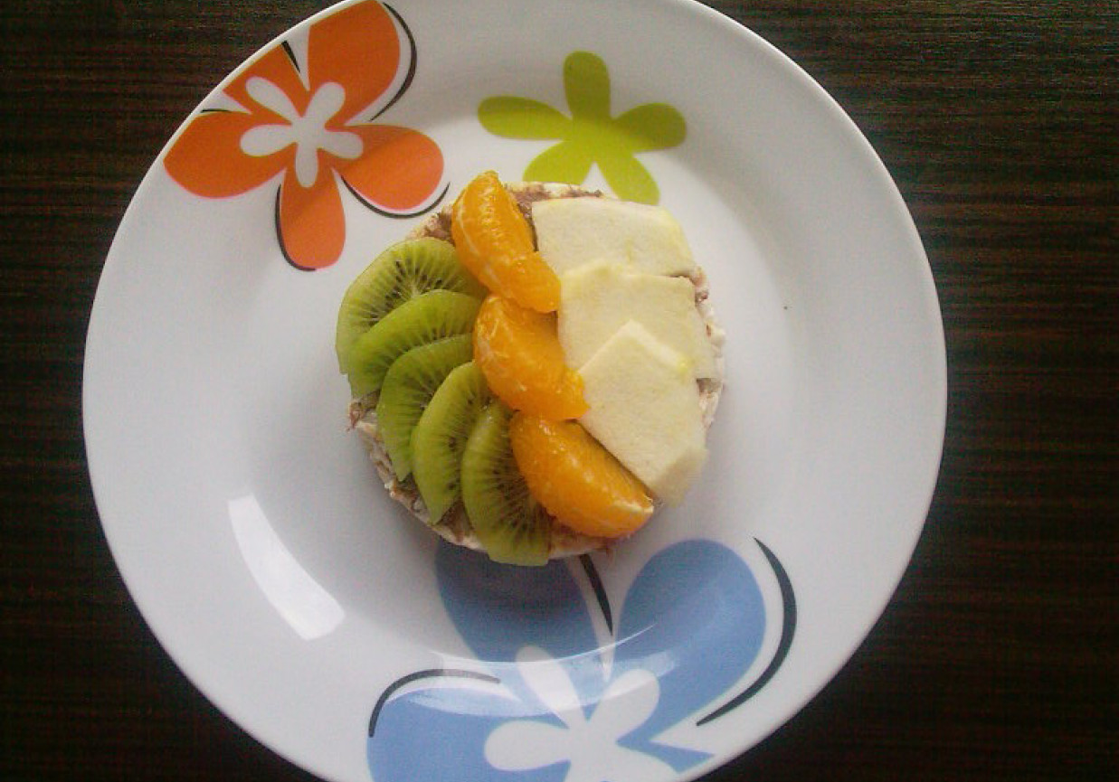 Wafel ryżowy z kremem czekoladowo-orzechowym i owocami foto
