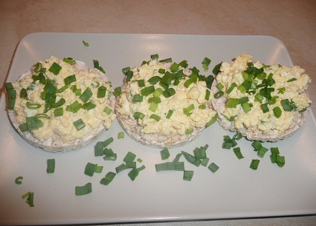 Fotografia przedstawiająca Wafle ryżowe z pastą jajeczną