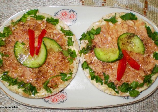 Fotografia przedstawiająca Wafle ryżowe z tuńczykiem :