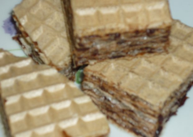 Fotografia przedstawiająca wafle z kremem czekoladowym