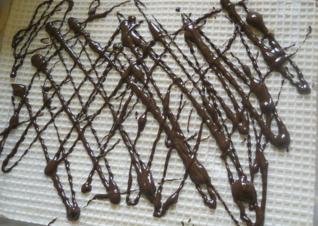 Fotografia przedstawiająca wafle z krówką polane polewą czekoladową
