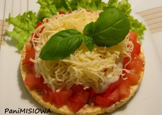 Fotografia przedstawiająca Wafle z pomidorową salsą pod pierzynką