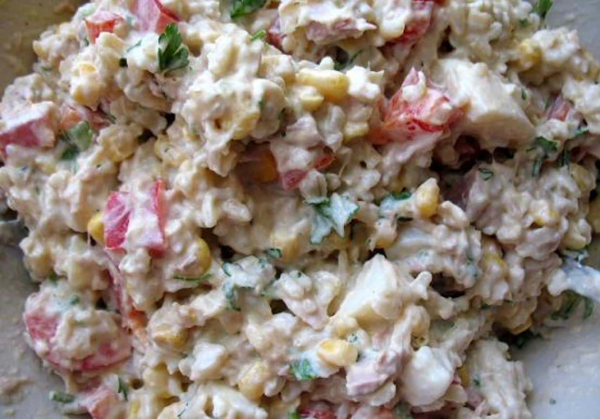 Wakacyjna salatka z tuńczykiem foto