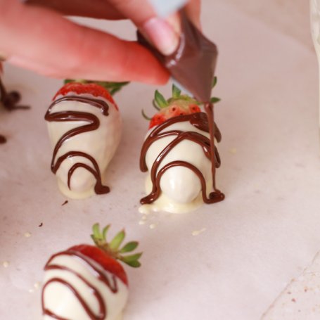 Krok 13 - Walentynkowa muffinka z białą czekolada, truskawką i kremem mascarpone foto