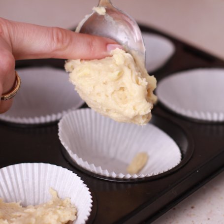 Krok 7 - Walentynkowa muffinka z białą czekolada, truskawką i kremem mascarpone foto