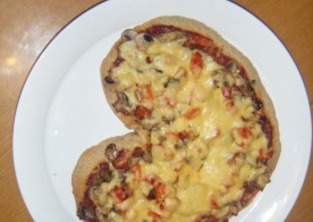 Fotografia przedstawiająca walentynkowa pizza