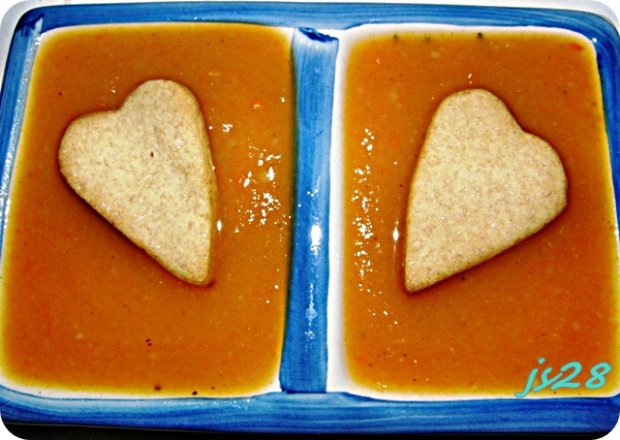Fotografia przedstawiająca walentynkowa zupa krem z marchewki na pikantnie
