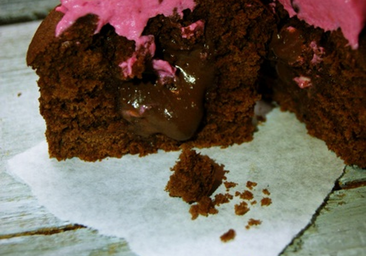 Walentynkowe babeczki kakaowe z płynną czekoladą foto
