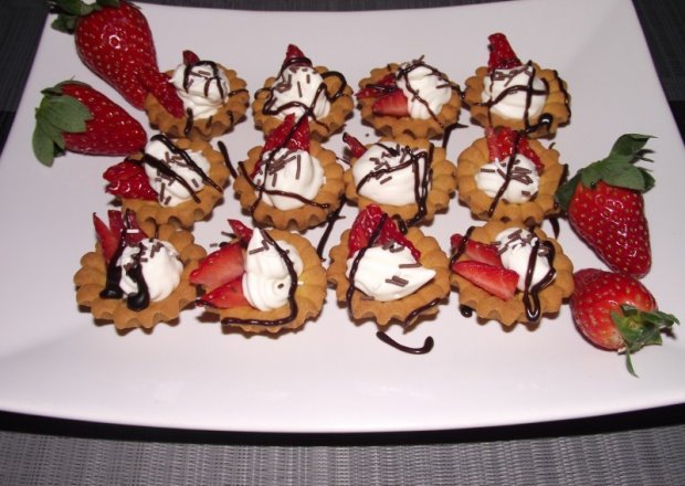 Fotografia przedstawiająca Walentynkowe babeczki z truskawkami