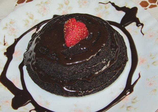 Fotografia przedstawiająca Walentynkowe ciasto z mikrofali w polewie czekoladowej