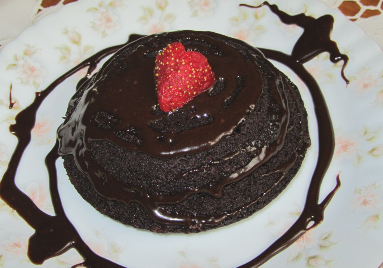 Walentynkowe ciasto z mikrofali w polewie czekoladowej foto