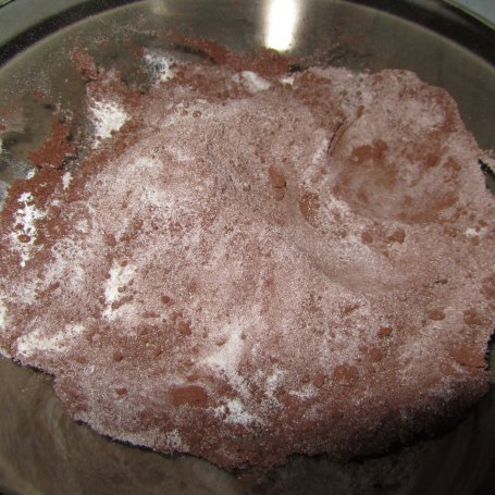 Krok 1 - Walentynkowe ciasto z mikrofali w polewie czekoladowej foto