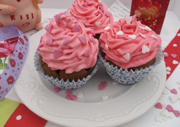 Fotografia przedstawiająca Walentynkowe muffinki czekoladowe z bitą śmietaną.