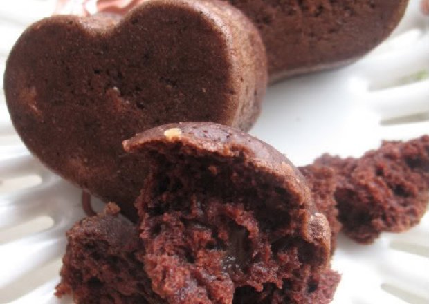 Fotografia przedstawiająca Walentynkowe muffinki kakaowe z wiśniami z wisniowki