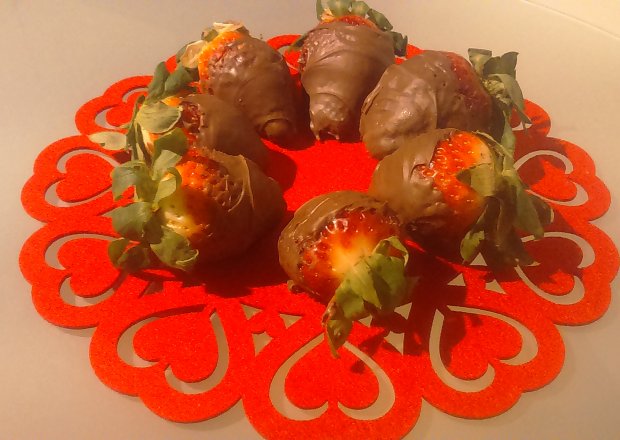 Fotografia przedstawiająca Walentynkowe truskawki w mlecznej czekoladzie