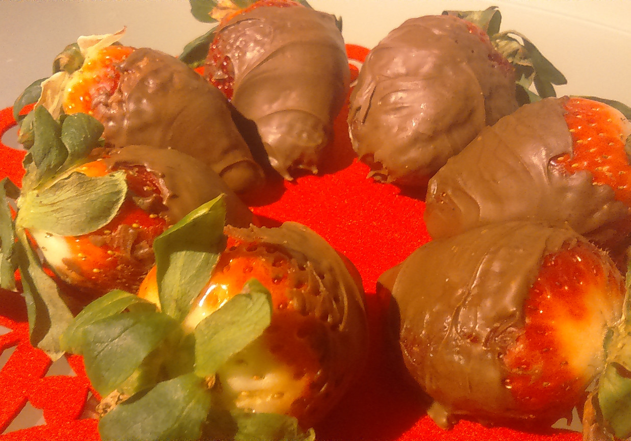 Walentynkowe truskawki w mlecznej czekoladzie foto
