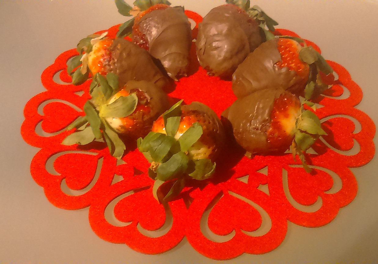 Walentynkowe truskawki w mlecznej czekoladzie foto
