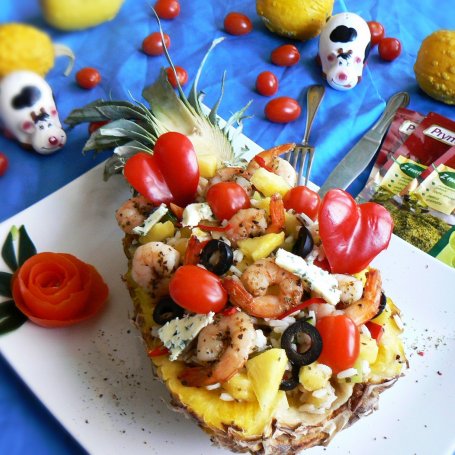 Krok 4 - Walentynkowy ananas kuszący krewetkami i nie tylko foto