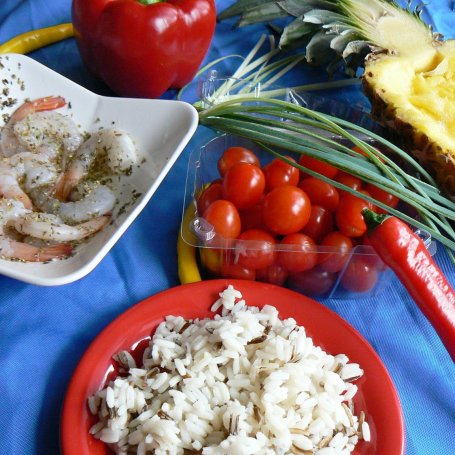 Krok 2 - Walentynkowy ananas kuszący krewetkami i nie tylko foto